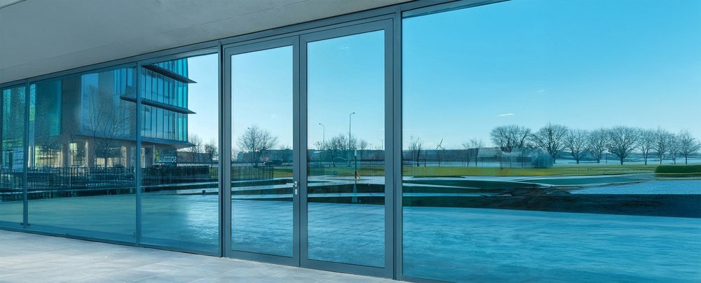 Ușă din aluminiu Cortizo Millennium Plus 70 Door, sistem montat, vedere de ansamblu.
