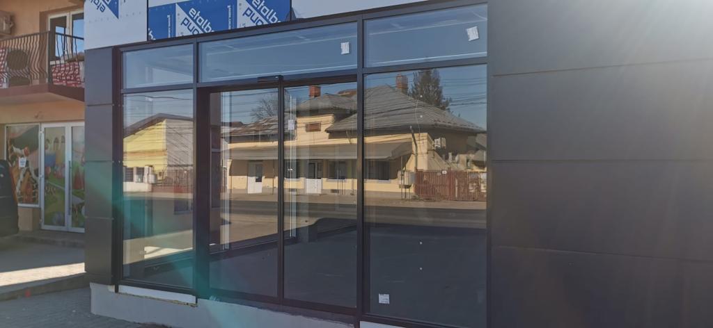 Vitrină comercială cu ușă și ferestre din aluminiu, finisaj închis la culoare