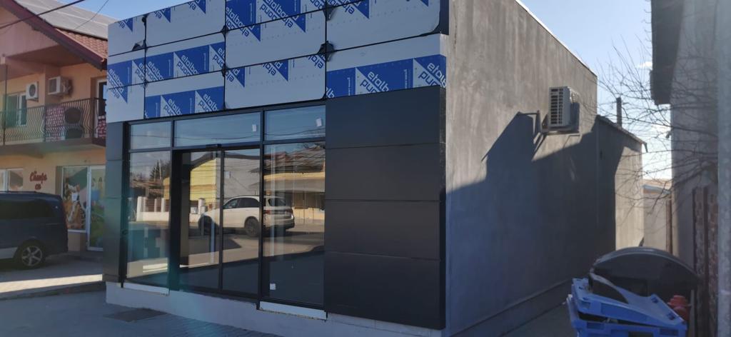 Clădire comercială cu vitrină din aluminiu și perete cortină în lucru