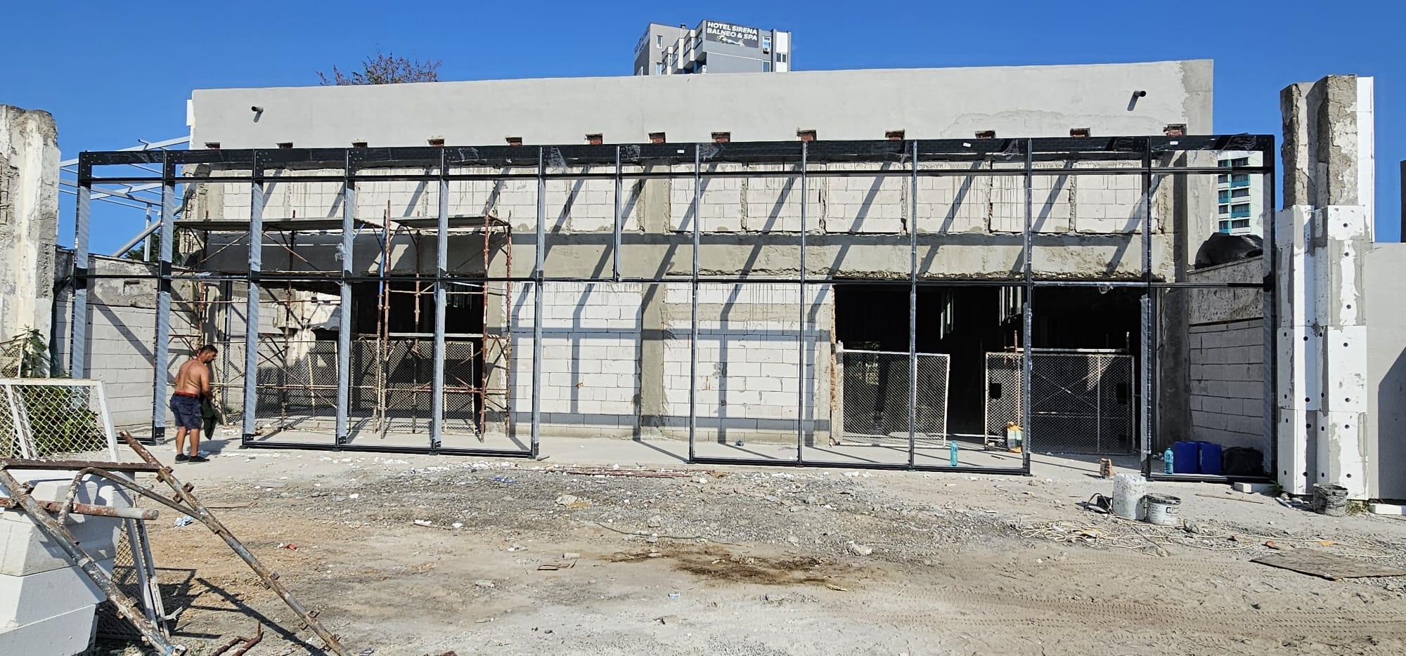 Structură metalică pregătită pentru montaj de vitraj, fațadă comercială la malul mării