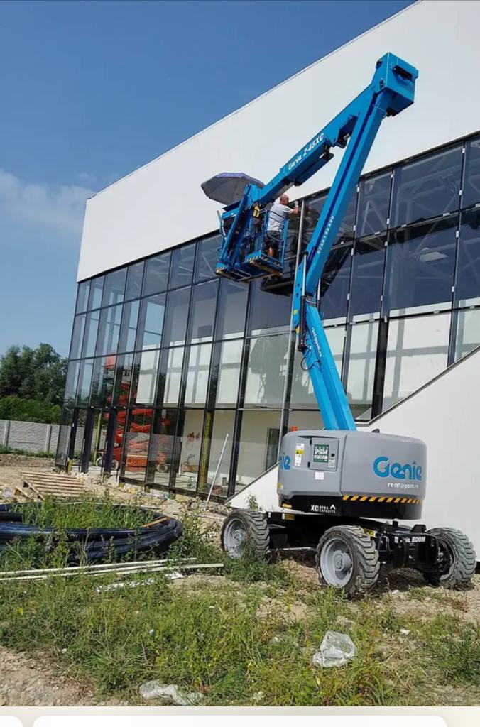 Montaj vitraj de fațadă cu nacelă de altitudine, clădire comercială